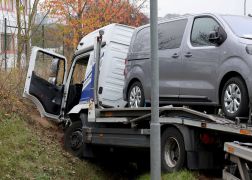 Am Lenkrad In Not Lkw Fahrer In Jena Verunglueckt 08